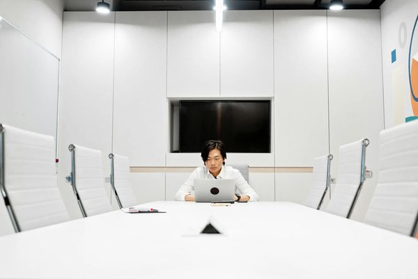 Effective fire extinguishing methods with just a bucket of sand